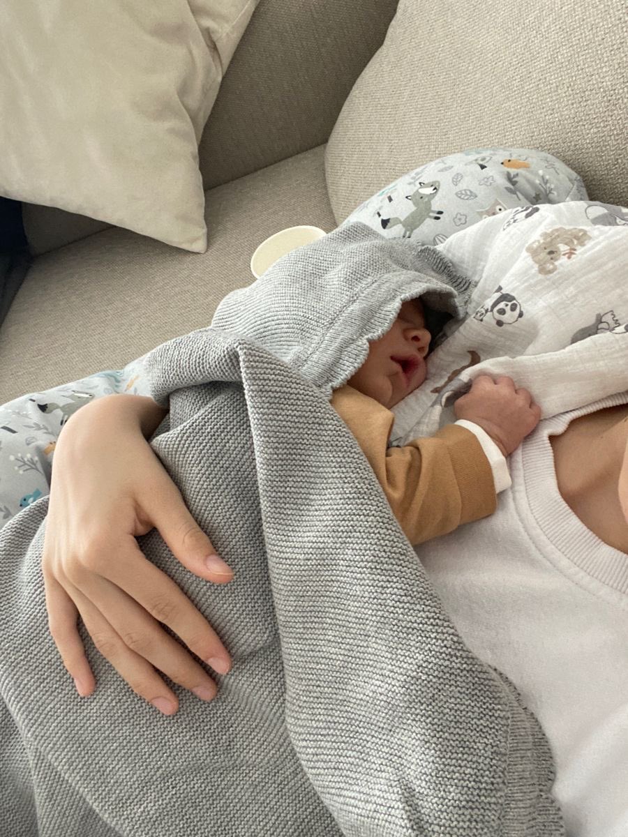 mygsave's tweet photo. #aukookv || pañales 🍼

Taehyung enfrenta solo su primera semana como papá y el caos de los exámenes finales tras ser abandonado por su ex. Todo cambia cuando Jungkook, su nuevo compañero de estudio, descubre su situación y decide convertirse en su mayor apoyo. https://t.co/ALiVfT239n