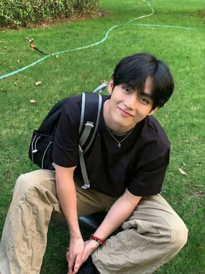 mygsave's tweet photo. #aukookv || pañales 🍼

Taehyung enfrenta solo su primera semana como papá y el caos de los exámenes finales tras ser abandonado por su ex. Todo cambia cuando Jungkook, su nuevo compañero de estudio, descubre su situación y decide convertirse en su mayor apoyo. https://t.co/ALiVfT239n