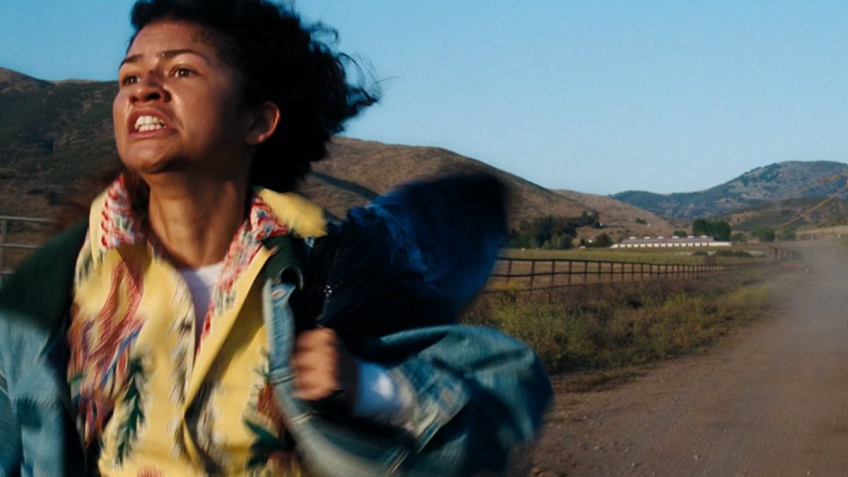 jlinzombie's tweet photo. A Rue já começa sendo arrastada por um cavalo. Não tem um minuto de paz.
#Euphoria https://t.co/oiSUd8b32A