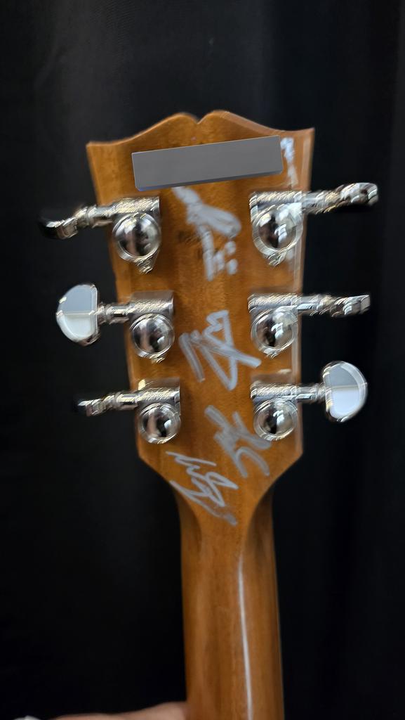 clst6rr's tweet photo. AKRHEUFHFJD

AHHHHHHHH THANK YOU SO SO SO VERY MUCH CRTK &amp; LEO PRESENTS STAFF

Guitar &amp; music mean so much to me so yes I am more than sure 🥹 especially after seeing them upclose yesterday...the energy in the TX

#CRTKinhouston #ChRocktikal #CRTK #ChRocktikalinhouston #CRTKinTX https://t.co/MyuL6Shy9n