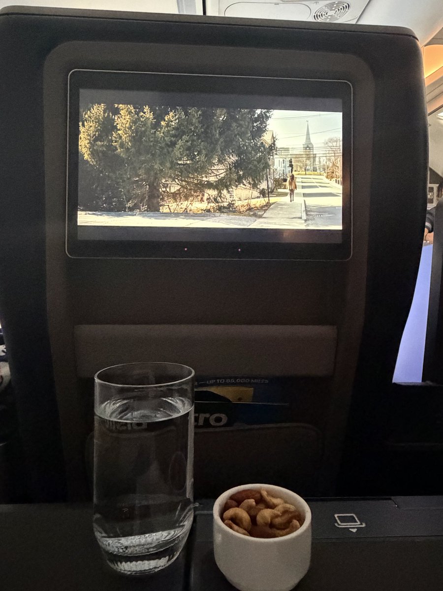Sharon9sa's tweet photo. Got randomly upgraded to first class during my last trip #BlessingsOnBlessings https://t.co/EadG0GIkZK