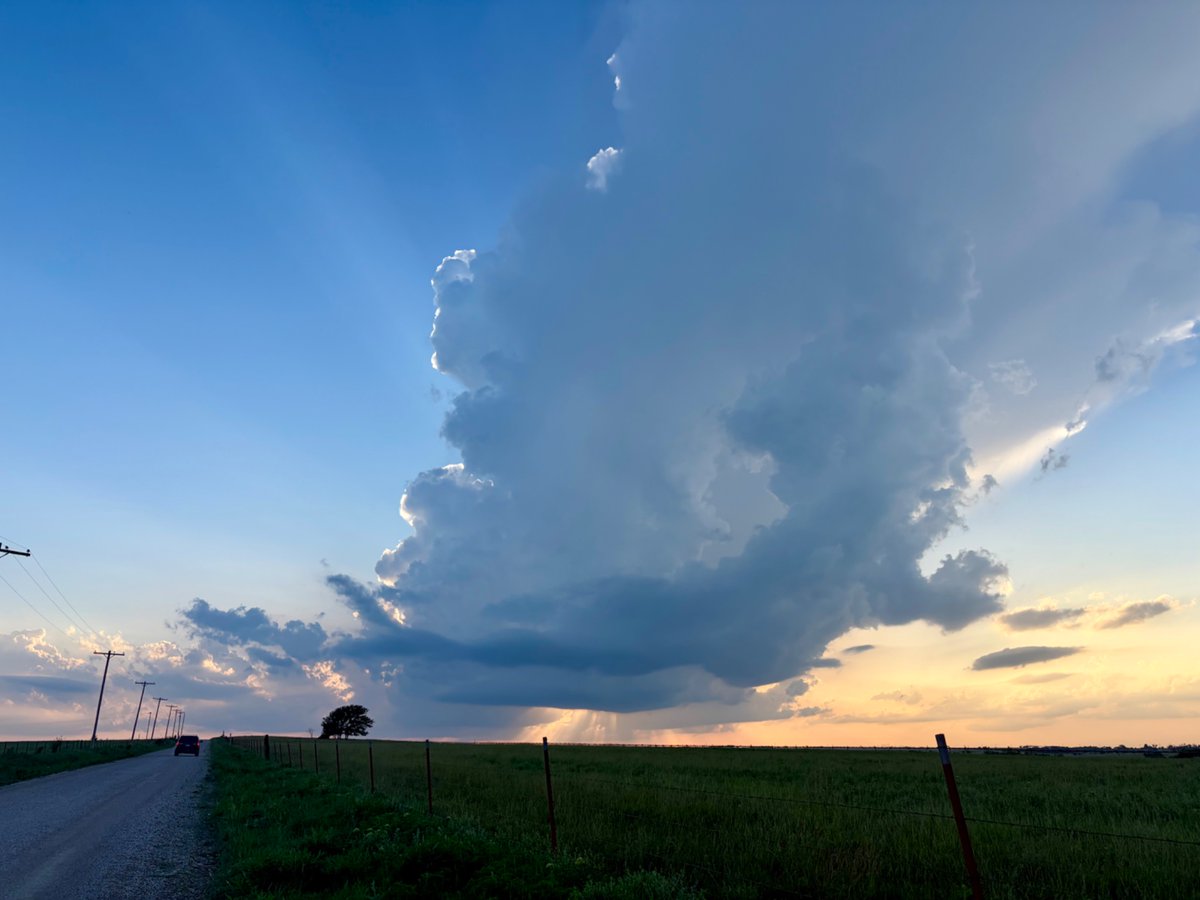 ogarrah5's tweet photo. Pretty colors on the developing cells just west of Madison, KS! Updrafts are still fighting it out so we’ll see if one can take over #kswx https://t.co/gKt6maNBAB
