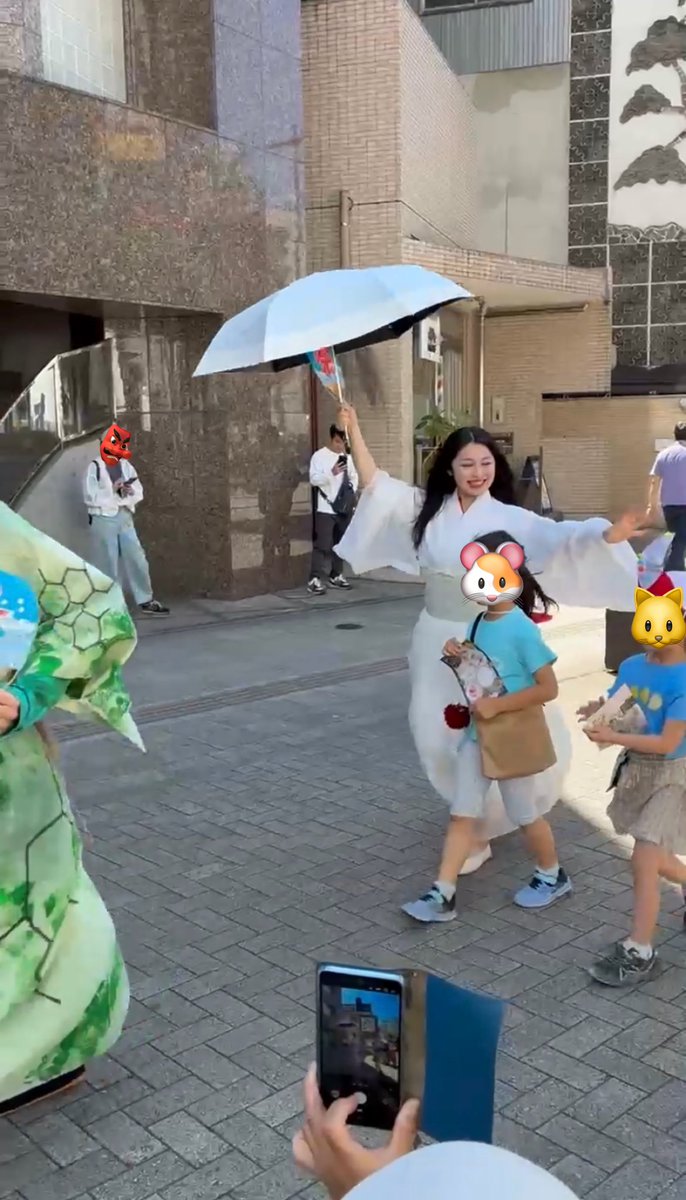 910OKote's tweet photo. 「む���しむかし、あるお家に」番外編
終了しました‼️🦊🏮

︎ ︎☂︎🧊˚ .⋆❄️雪女でした❄️⋆. ˚🧊︎ ︎☂︎

八王子の町を、ワークショップで妖怪に変化した子供たちと一緒にお散歩🐾
スタンプラリーの妖怪たちに会いつつ、素敵スポット巡り︎ ︎

またいつか、出会った人とどこかで遊べれば幸いです https://t.co/ckZ4Cjg5gM