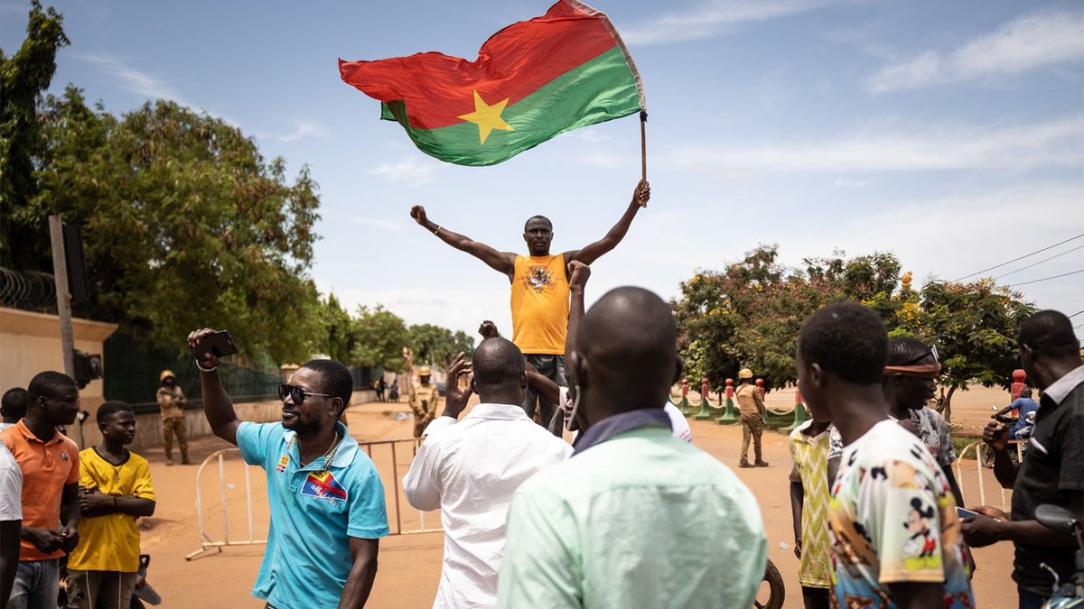 SamboSystema's tweet photo. L’événement s’est terminé sans perte en vies humaines.
Une foule composée de Songhaïs, de Peuls, de Gourmantchés, de Mossis, etc., arborait des symboles du #Burkina, comme le drapeau et ceux de l’#AES.

🇧🇫🫡✊🏽 Plus que jamais, je suis fier d'avoir du sang Burkinabè https://t.co/zr12aHYb4F