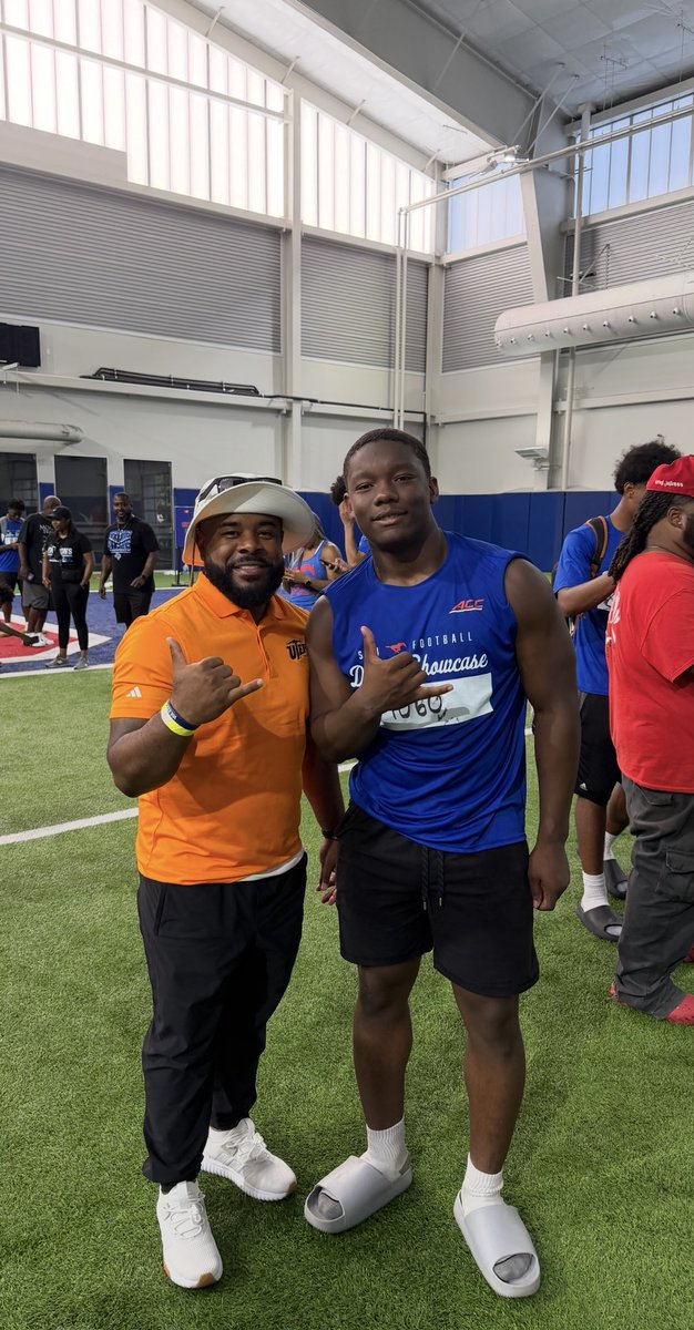 DarwinAllen2011's tweet photo. After a great conversation with Coach Pickering, I’m thankful for the opportunity to receive an offer from UTEP. I want to thank God for blessing me with this opportunity. And I’m very Grateful for all the love and support I’ve gotten along the way.🧡💙 https://t.co/xt8tdT95Qc