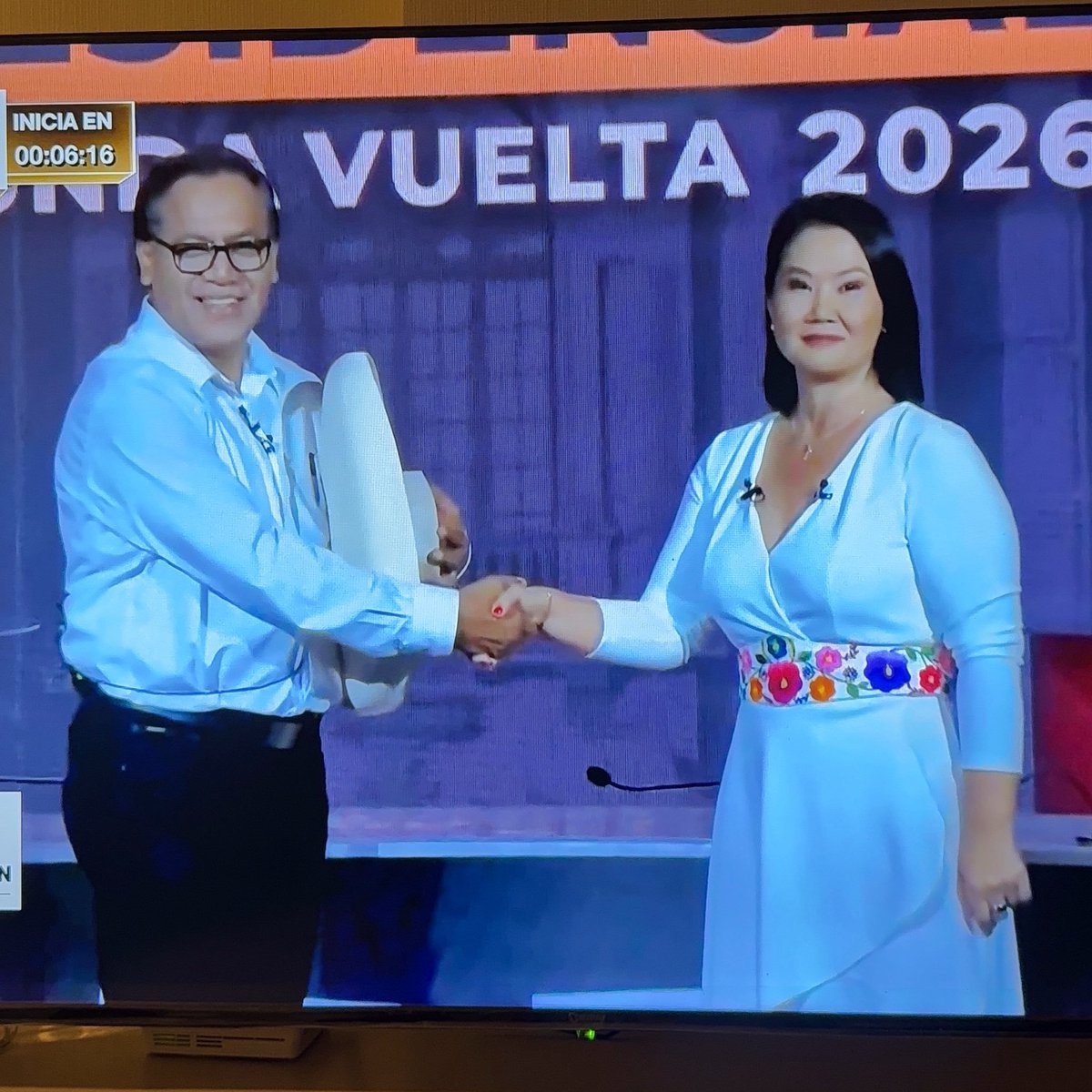 ImPotterJh's tweet photo. #DebatePresidencial 
Pónganles  marinera o huayno, cualquiera sirve, ya están caracterizados https://t.co/U072uqj5Dg
