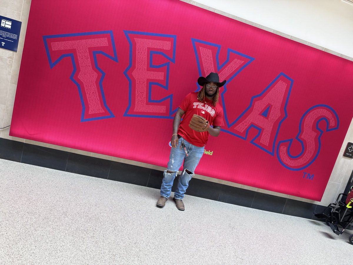 dtxAzizi's tweet photo. First Rangers game was so fun 😩 https://t.co/sUC3Pl1cd3