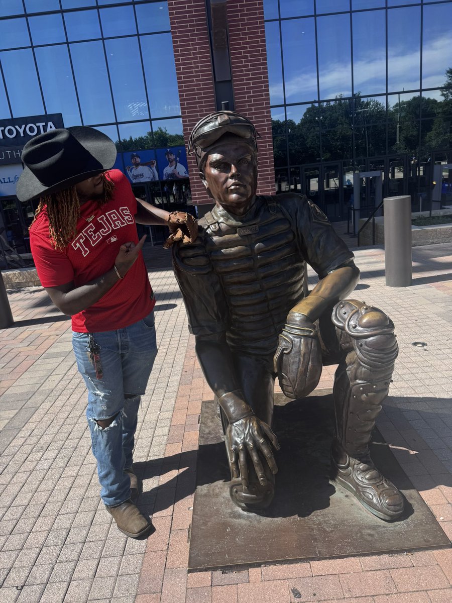 dtxAzizi's tweet photo. First Rangers game was so fun 😩 https://t.co/sUC3Pl1cd3