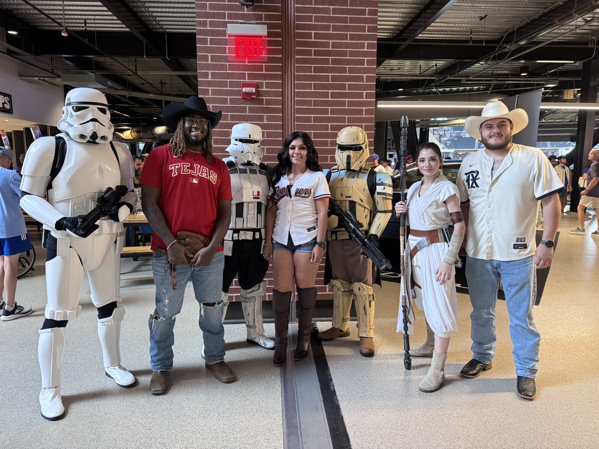 dtxAzizi's tweet photo. First Rangers game was so fun 😩 https://t.co/sUC3Pl1cd3
