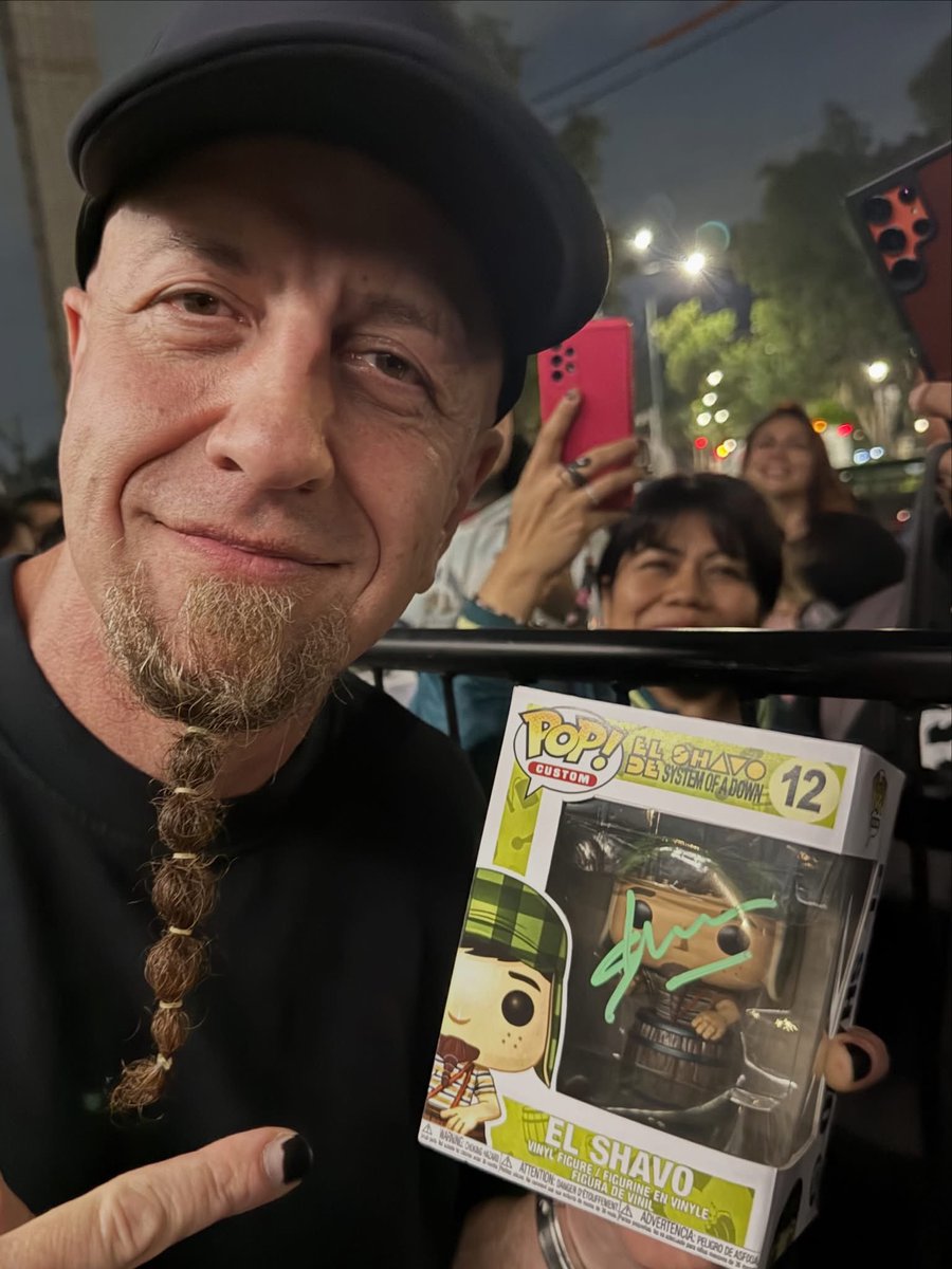 summainferno's tweet photo. El Shavo firmando un Funko del Shavo del Ocho que me llevo un Chavo que es fan del Chavo del ocho https://t.co/ZBNDTxzBn1