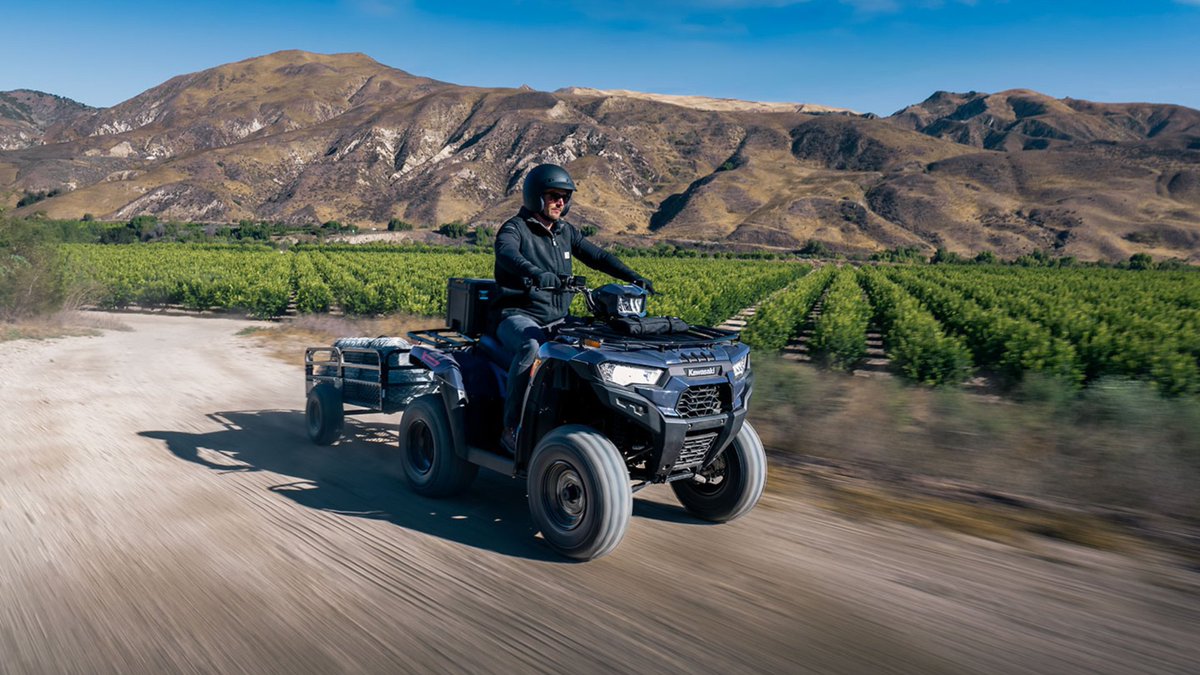 InfoAutoAr's tweet photo. Kawasaki suma el Brute Force 300, s. Motor 271 cc inyectado de 21 HP, transmisión CVT, tracción 4x2, Full LED y un faro direccional en el manillar. Multipropósito para trabajo y off-road, todos los detalles acá 👉https://t.co/c0jo9UANCF 

#InfoAuto https://t.co/tmoO3hyaKp