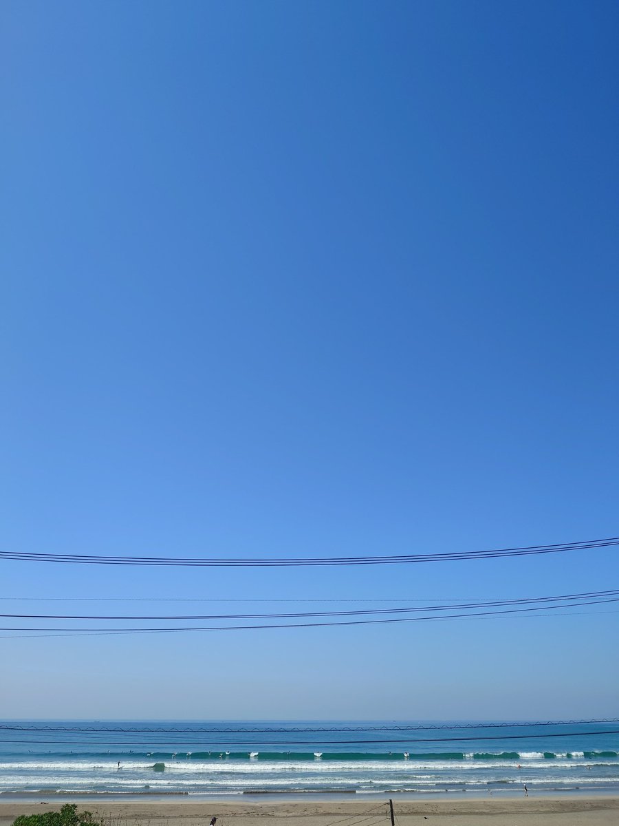 shimamumin's tweet photo. おはようございます。今朝の由比ガ浜は晴れ。今日から６月、南から台風も近づいていますが。またお天気はよく気持ち良い朝ですが。海には良い波がやってきています。これは台風の影響なんでしょうね。綺麗な美しい波をサーファー達が波乗り。沖縄奄美の皆様は、台風に気をつけて！皆様今月も宜しく〜🌿 https://t.co/TWiraLfHMK