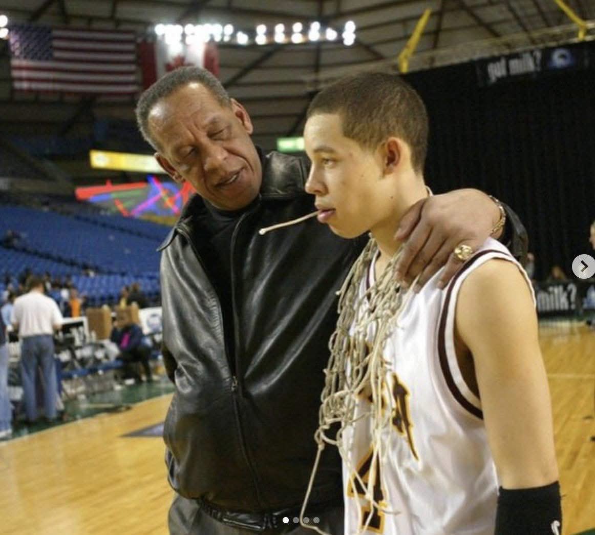 zososhane71's tweet photo. 2005 Tacoma Dome ex Sonic John Johnson with son Mitch after O'Dea won state championship.
Mitch is now coaching the San Antonio Spurs in the NBA championship vs New York. John sadly passed away in 2016 @SeattleSonics @BringBackSonics @MrChuckD https://t.co/MdAMjveuFH
