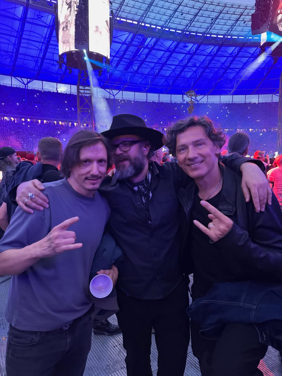 summainferno's tweet photo. Christoph Schneider, baterista de Rammstein llevó a su hijo a ver a Metallica en el mítico Olimpyastadion de Berlín ⚡️

En el lugar se encontró a otro gran baterista, Mario Duplantier de Gojira. Ah, y también estaba Lars Ulrich pero equis. https://t.co/zcxGR2llkM
