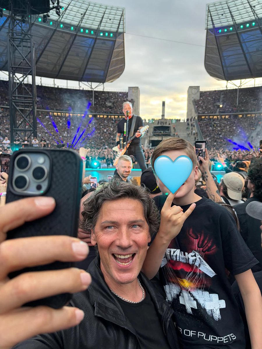 summainferno's tweet photo. Christoph Schneider, baterista de Rammstein llevó a su hijo a ver a Metallica en el mítico Olimpyastadion de Berlín ⚡️

En el lugar se encontró a otro gran baterista, Mario Duplantier de Gojira. Ah, y también estaba Lars Ulrich pero equis. https://t.co/zcxGR2llkM