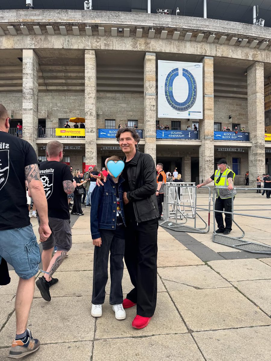 summainferno's tweet photo. Christoph Schneider, baterista de Rammstein llevó a su hijo a ver a Metallica en el mítico Olimpyastadion de Berlín ⚡️

En el lugar se encontró a otro gran baterista, Mario Duplantier de Gojira. Ah, y también estaba Lars Ulrich pero equis. https://t.co/zcxGR2llkM