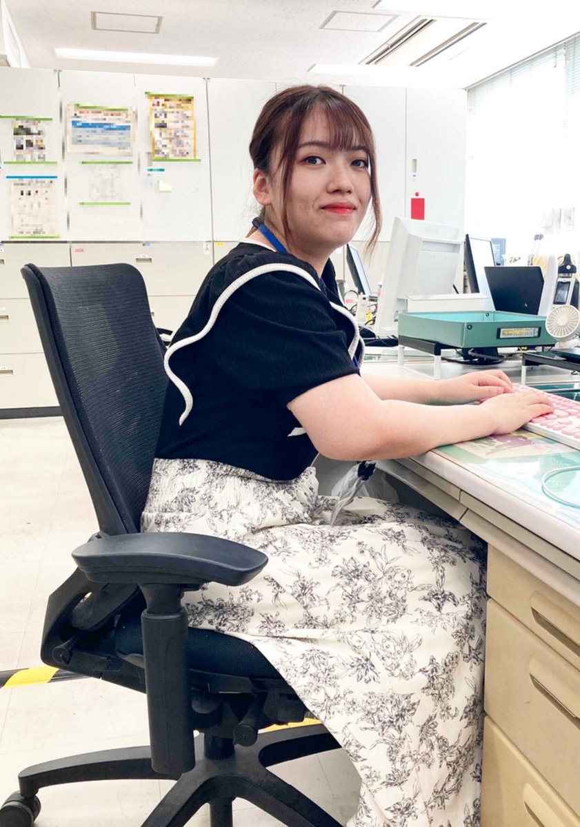 TEPCOPG's tweet photo. 【高卒社員も活躍中！リクルーター社員紹介｜パワーグリッドサービス部門】
当社では、社員がリクルーターとして企業PRにも携わっています。
今回は「パワーグリッドサービス部門」の社員を紹介します。

■リクルーターコメント
（2021年度入社／商業高校（商業科）卒業）
小売電気事業者さまを 通じて、主にお客さまの設備改修のお申込みや当社の工事工程管理をしています。
ご希望通りに電気をお届けでき、お客さまからお礼の言葉をいただけたときはとても嬉しく、仕事にやりがいを感じます。

■パワーグリッドサービス部門のお仕事紹介
小売電気事業者さまを通じて、ご家庭やお客さまの設備へ電気をお届けする新増設のお申込みや、安心して電気をご使用いただけるさまざまなサービスを通じて、みなさまの暮らしを支えています。

当社は高卒採用も積極的に実施中です。
興味のある方は、ぜひ採用サイトをご覧ください。

詳しくはこちら
https://t.co/YAmG3pqlO8

＃TEPCOPG ＃高卒採用