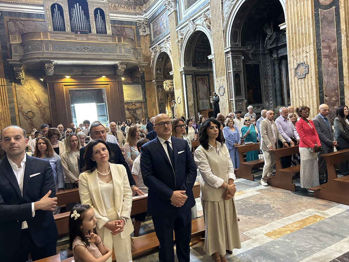 dfrancescopesce's tweet photo. Solennità della Santissima #Trinità con la celebrazione della Prima Comunione dei nostri bambini nella parrocchia di #SantaMariaaiMonti @diocesidiroma https://t.co/G8c93dvCAp