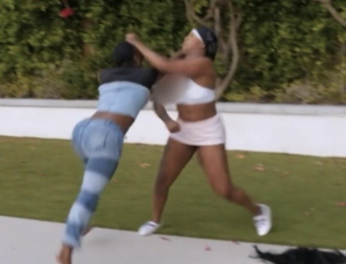lovecraftcounty's tweet photo. SLOW IT DOWN MY BITCH DOLLY WAS IN THERE! She just fighting sloppy as hell and Ivori missed majority of her hits https://t.co/WJg4ttYVuA