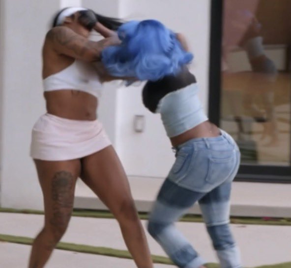 lovecraftcounty's tweet photo. SLOW IT DOWN MY BITCH DOLLY WAS IN THERE! She just fighting sloppy as hell and Ivori missed majority of her hits https://t.co/WJg4ttYVuA