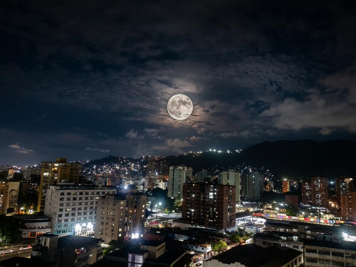 estivenisea's tweet photo. Tremendo espectáculo la luna de hoy sobre el oeste de Caracas. Un momento de esos que vale la pena capturar. 🌕🔥 https://t.co/iSUfQJJmXX