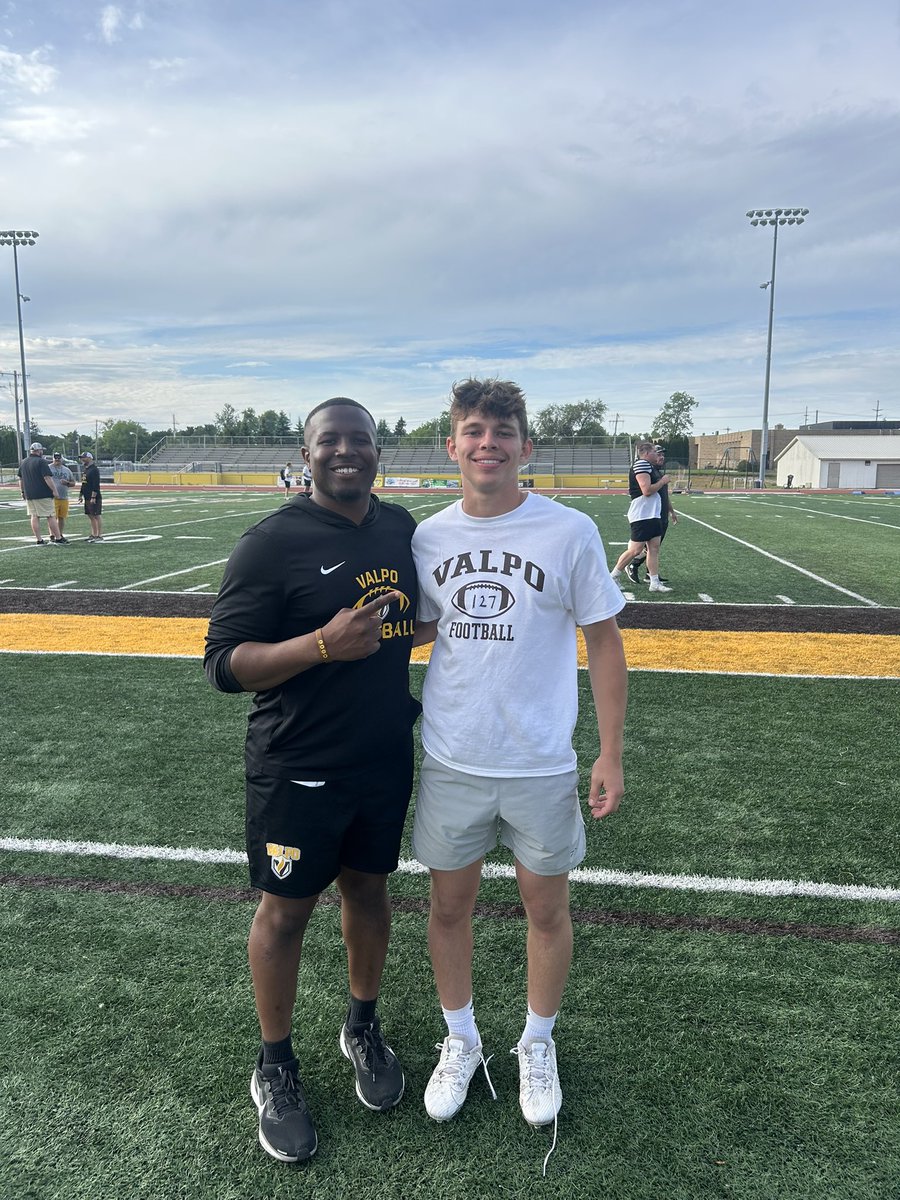 logan_olinger's tweet photo. I had a great day at Valpo football camp! Thank you @JustinSchietsFB for inviting me out! It was great to meet @CoachGeiger_ and the rest of the coaching staff!

@CoachWaddle @CoachFlo12 @jburdue9 @AllenTrieu @OhiosElite1 @OHSmallSchoolFB https://t.co/h1uQcFSBQf