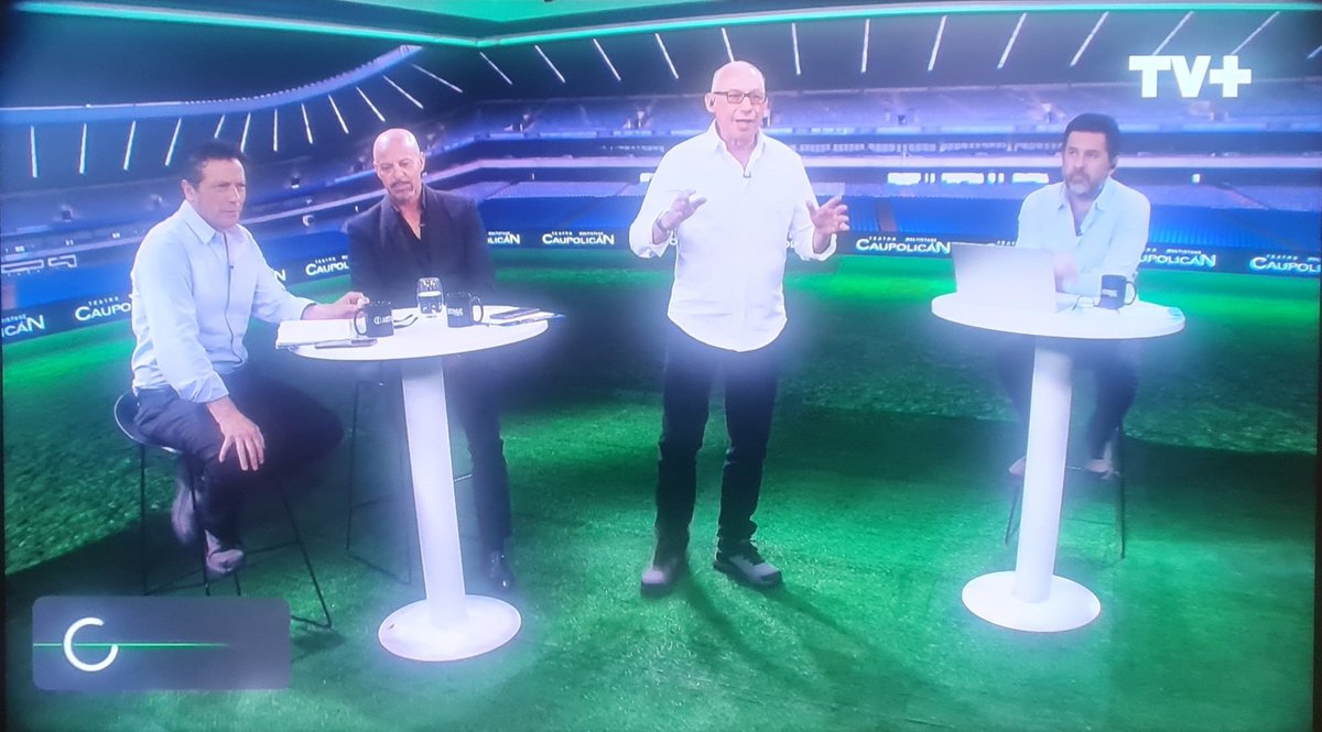 helkan32's tweet photo. Ya viendo el Capítulo 11 de  #circulocentral junto al Gran @ghostfigueroa @Mauricioisra61 Cristian Arcos y @Msperiodista con todo el Análisis de lo que ha sido el Fútbol Chileno con Colocolo como Puntero con 10 puntos sobre el Segundo.. https://t.co/wiLzQ2Rssn