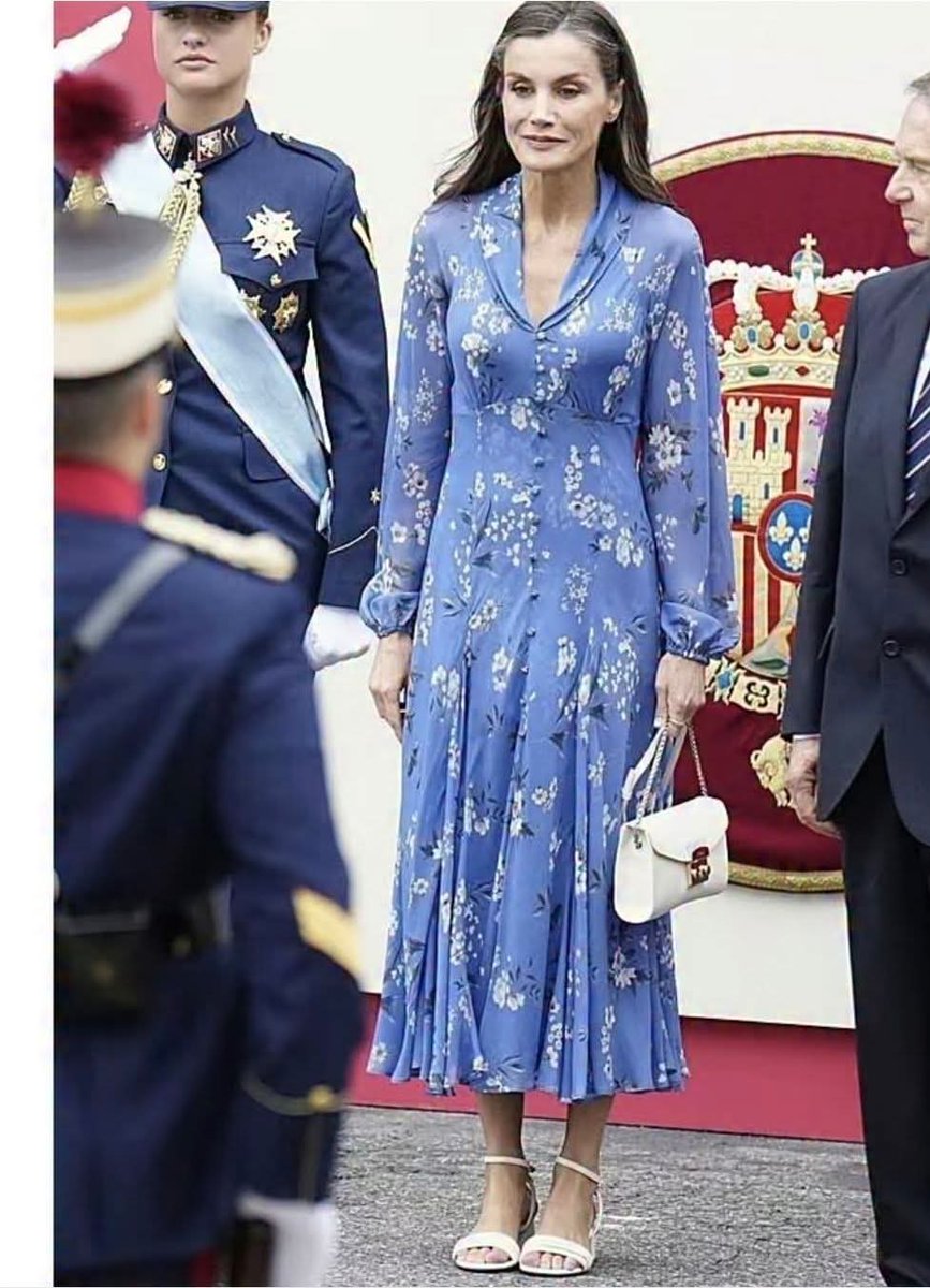 Tinakinoko's tweet photo. Letizia Ortiz lleva un look de abuela guiri Inglesa...
Jajajaaajaa https://t.co/GjRiMYKJil