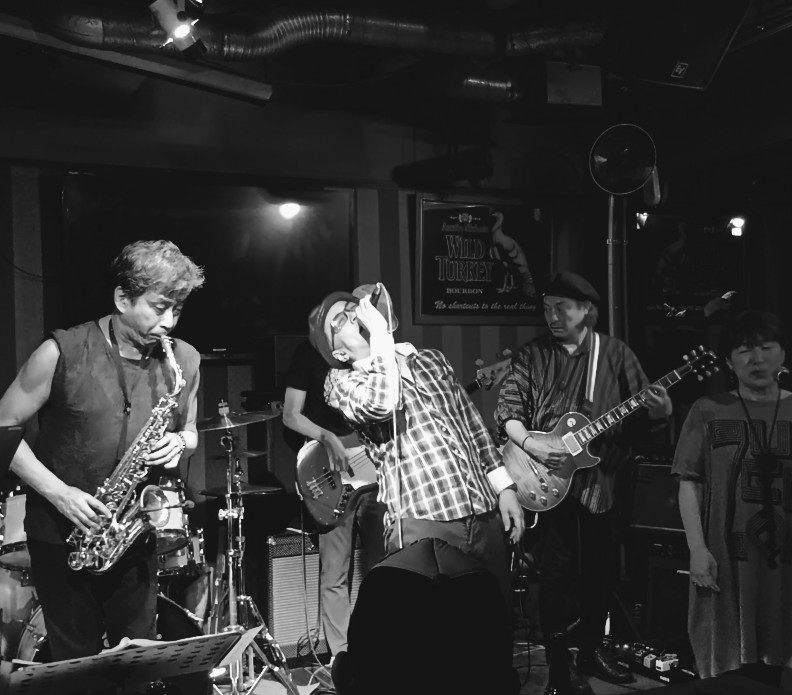 you1_blues's tweet photo. 昨夜、ガッタマンズの浜松町ライブ終了(^^)
お客さんをアラシにちょっとだけ取られちゃったけど　笑　ほぼ満員御礼(^^)/ https://t.co/h6q8vV3NOX