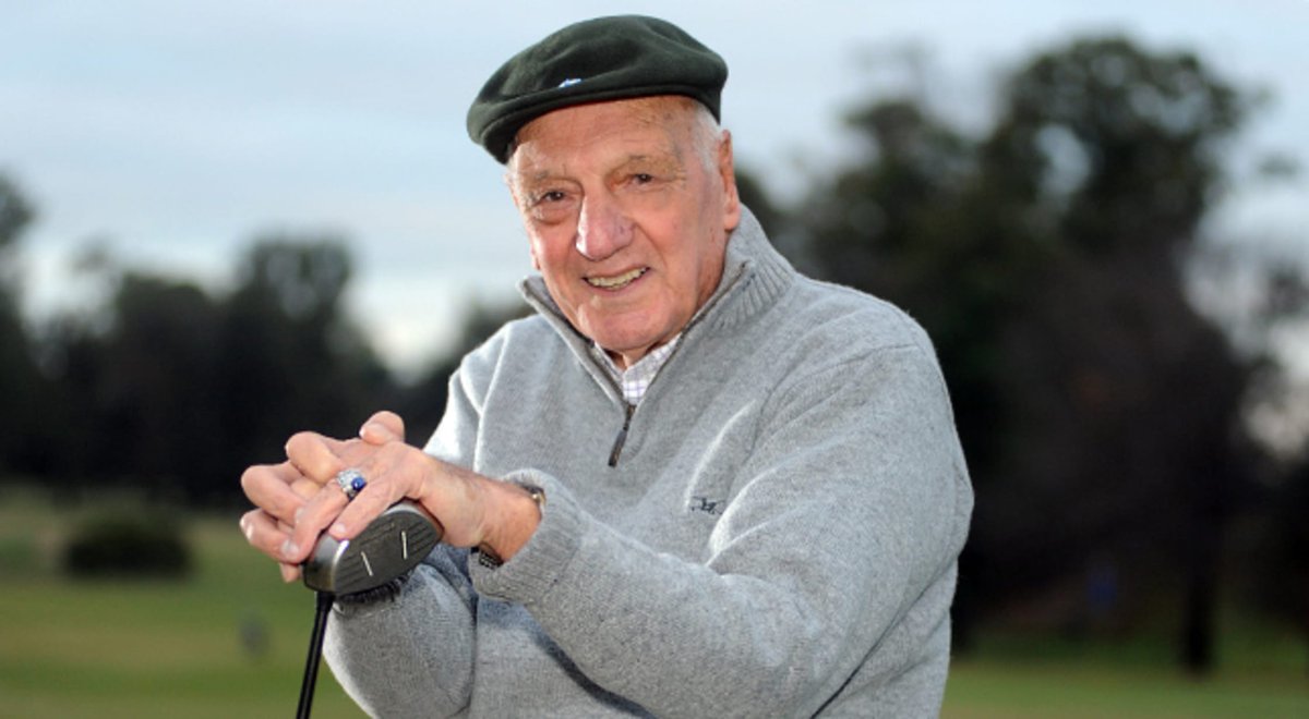 MuertosArg's tweet photo. 01/06/2017 murió Roberto De Vicenzo.
De los mas grandes deportistas de la historia de nuestro país. Un golfista genial con mas de 300 torneos ganados. Vivió 94 años y disfrutó el éxito y el reconocimiento de todos.
9 años sin este genio. https://t.co/0zdaEoLvYz