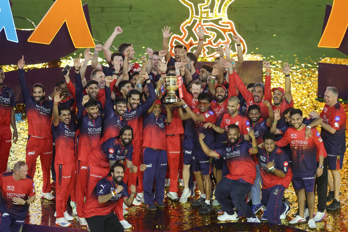 ImPawan62's tweet photo. 𝗧𝗵𝗲 𝗺𝗼𝗺𝗲𝗻𝘁. 𝗧𝗵𝗲 𝗴𝗹𝗼𝗿𝘆. 𝗧𝗵𝗲 𝗖𝗵𝗮𝗺𝗽𝗶𝗼𝗻𝘀! 🏆

#TATAIPL | #Final | #TheFinalLeap | #RCBvGT #IPL https://t.co/qV4NUNIm3Y