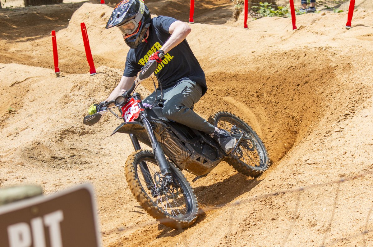 EricR6355's tweet photo. Fun day at the pit bike track ⚡️ 
.
.
#emoto #talaria #ebike #electricdirtbike https://t.co/VuQ618w2JC