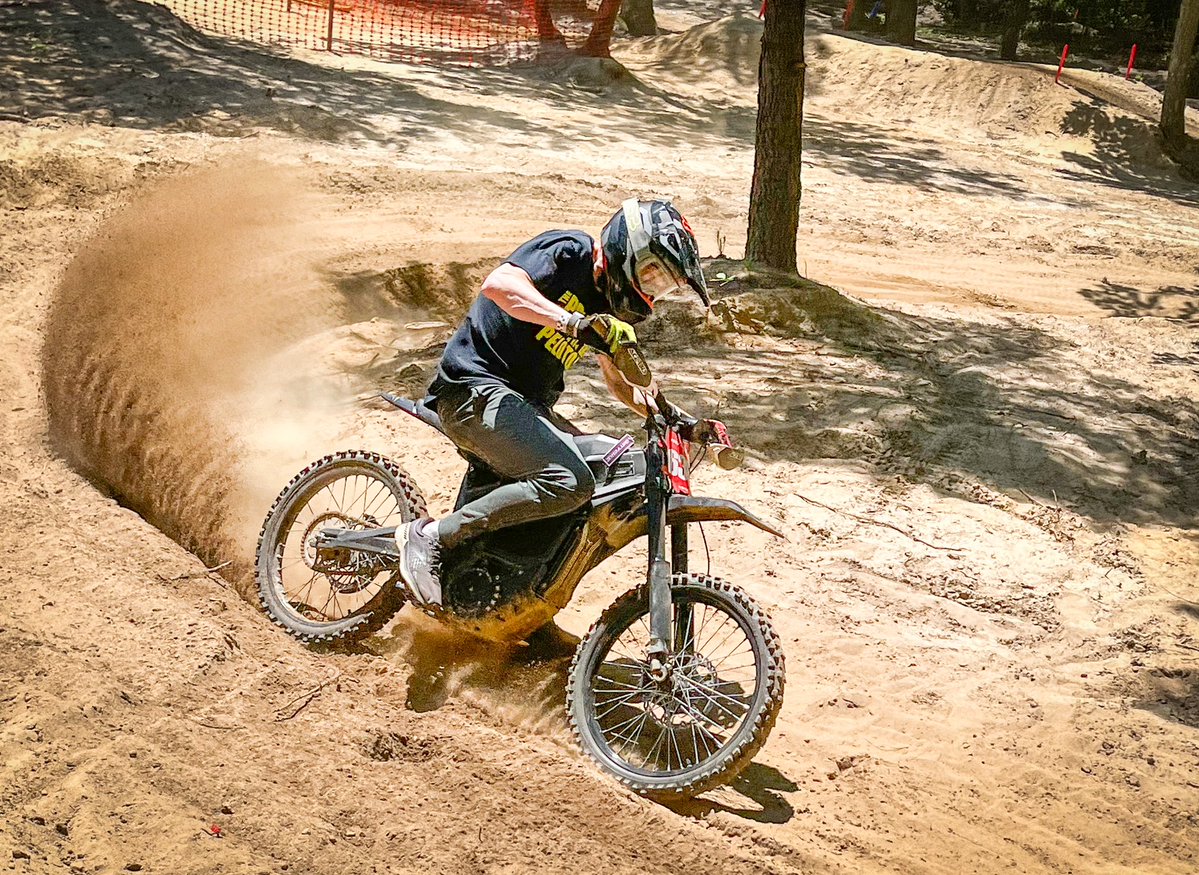 EricR6355's tweet photo. Fun day at the pit bike track ⚡️ 
.
.
#emoto #talaria #ebike #electricdirtbike https://t.co/VuQ618w2JC