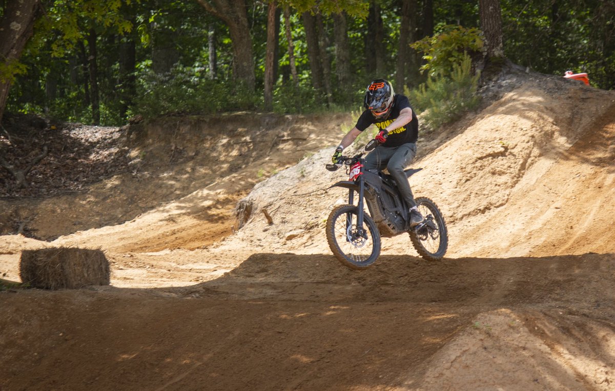 EricR6355's tweet photo. Fun day at the pit bike track ⚡️ 
.
.
#emoto #talaria #ebike #electricdirtbike https://t.co/VuQ618w2JC