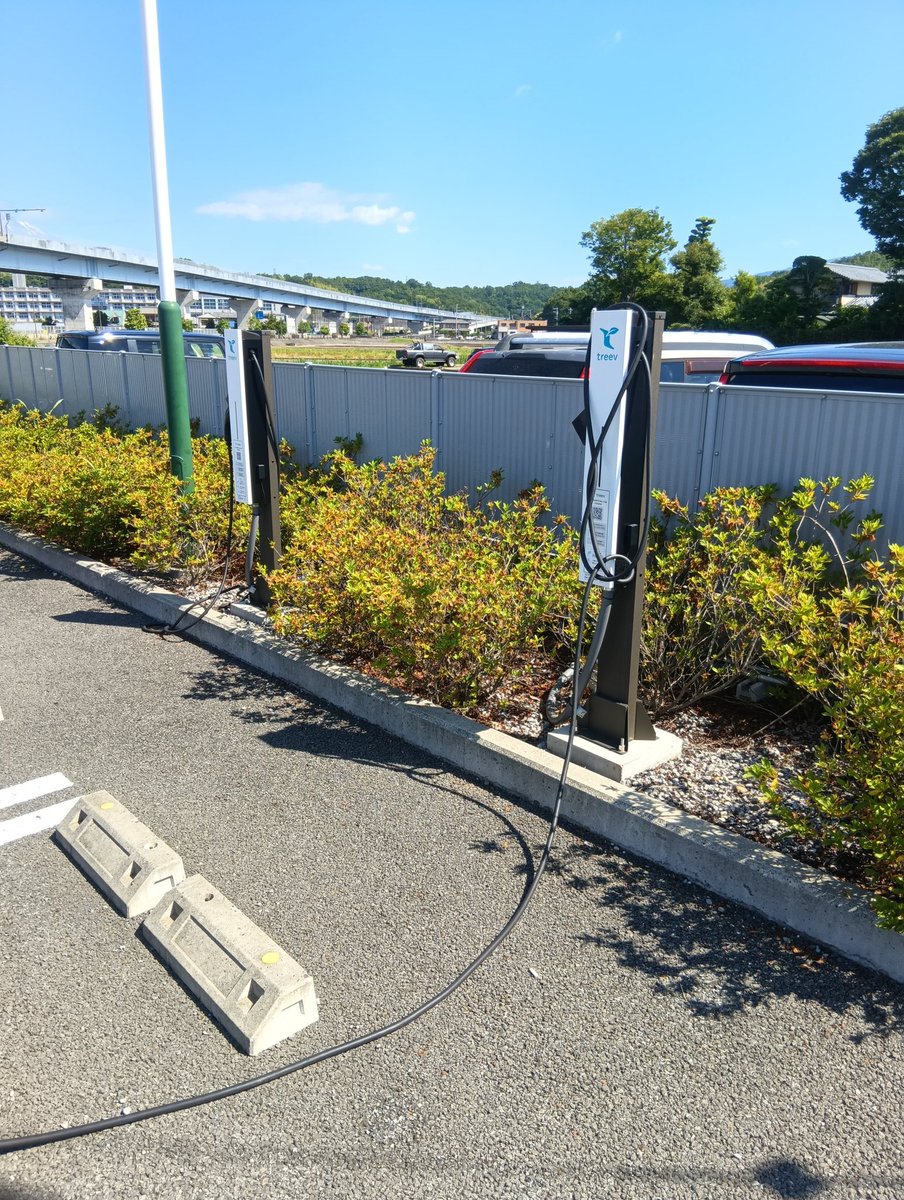 nanonagi's tweet photo. 週末の伊豆ツーリングをまとめようと思ったけれど、写真がEV充電器しかないよ！
・朝風呂5時から混雑
・わさびの駅付近の峠道は狭いし樹木で視界不良
・道の駅伊豆のへそ何回目
・高速で大排気量バイクがすり抜け＆事故渋滞
団体ツーリングも安全運転でね。今度は観光もしようかねぇ。
#電動バイク https://t.co/vOFPpkNW99