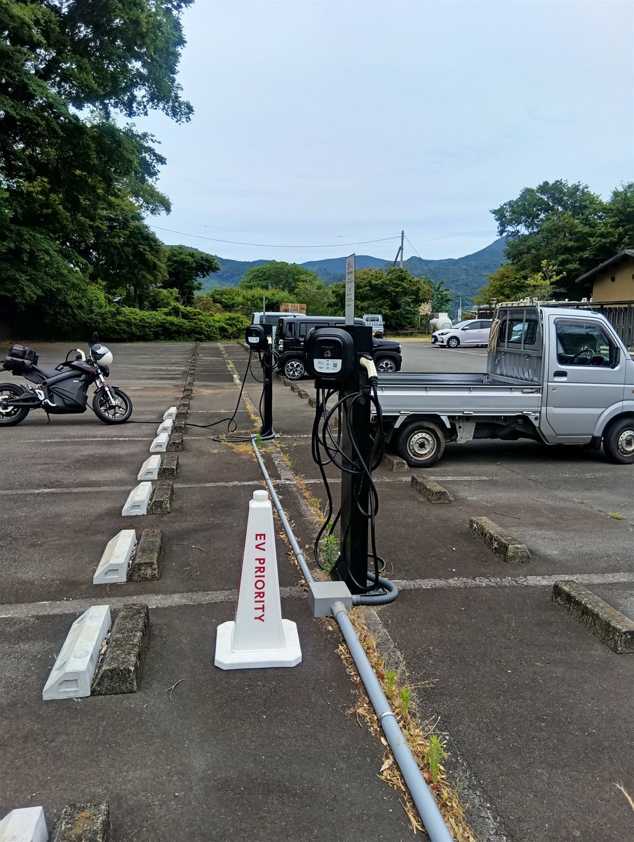 nanonagi's tweet photo. 週末の伊豆ツーリングをまとめようと思ったけれど、写真がEV充電器しかないよ！
・朝風呂5時から混雑
・わさびの駅付近の峠道は狭いし樹木で視界不良
・道の駅伊豆のへそ何回目
・高速で大排気量バイクがすり抜け＆事故渋滞
団体ツーリングも安全運転でね。今度は観光もしようかねぇ。
#電動バイク https://t.co/vOFPpkNW99