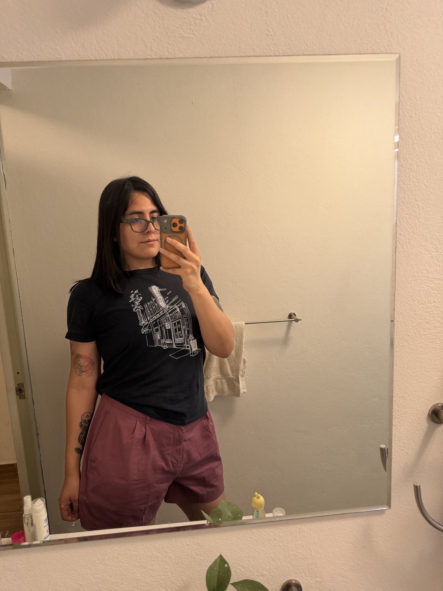 moonrootwitch's tweet photo. Estrenando ropita que compré ayer y que estaba entre 50% y 70% de descuento #trans #transgender #transfem #transgirl #transjoy #mtf https://t.co/4MChWKJpHT