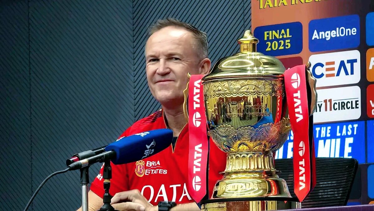 atsillypoint's tweet photo. Repeat after me!
Andy Flower is a genius.
Andy Flower is a genius.
Andy Flower is a genius.

It’s an unprevailed truth, but Andy Flower is a walking, talking qualification machine. Whether he’s guiding the Trent Rockets, lifting the Multan Sultans, or forging champions out of the Gulf Giants, he is starting a series of transformation and wins at every stop.

 World Cup glory with England to Ashes wins home and away,  conquering India in a rare Test series to scripting franchise success across continents, and most recently, dragging RCB to  their first-ever IPL title in 2025.
He just providing reasons to make us believe that he rewrites destinies.

What a coach.
What a mastermind.