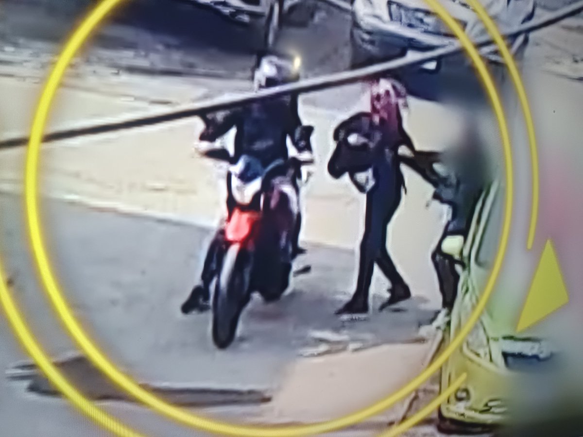 narbonachile's tweet photo. Estas lacras le dispararon a un adulto mayor que había sacado plata para comprarse un auto.
Le robaron el dinero y le dispararon en la pierna. Por la gravedad de sus heridas, le tuvieron que amputar la pierna.
Estos motochorros andan con mochila de Pedidos Ya, saquen conclusiones https://t.co/NMBioQ9MKi