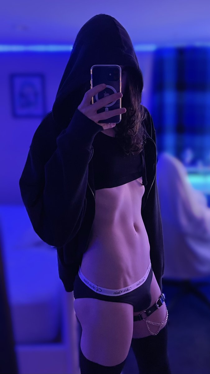 deckoneko's tweet photo. >:3 🖤 #femboy #twink https://t.co/U96x4sJROR