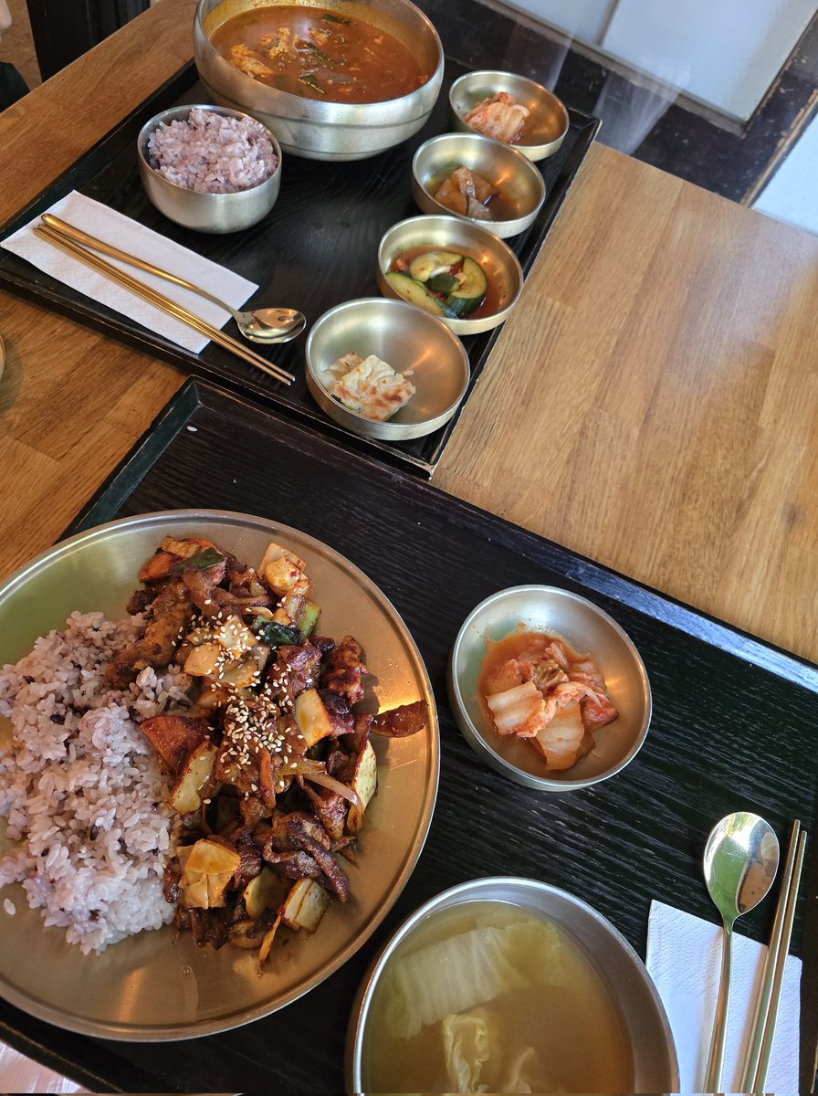 lassy_mold's tweet photo. 그리고 일레이가 태의에게 한식을 사다준 리그로우 가든의 모델 한식당!
지인분은 육개장과 제육을 드셨다고 함 https://t.co/8HXvZzVDM3