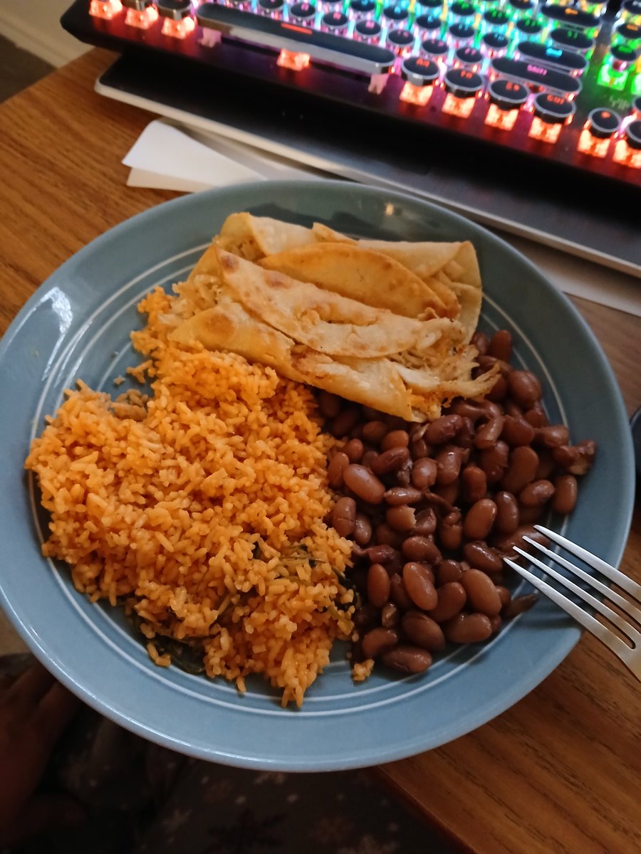 MMom29's tweet photo. My chicken flauta dinner https://t.co/LkVHkVmuoL