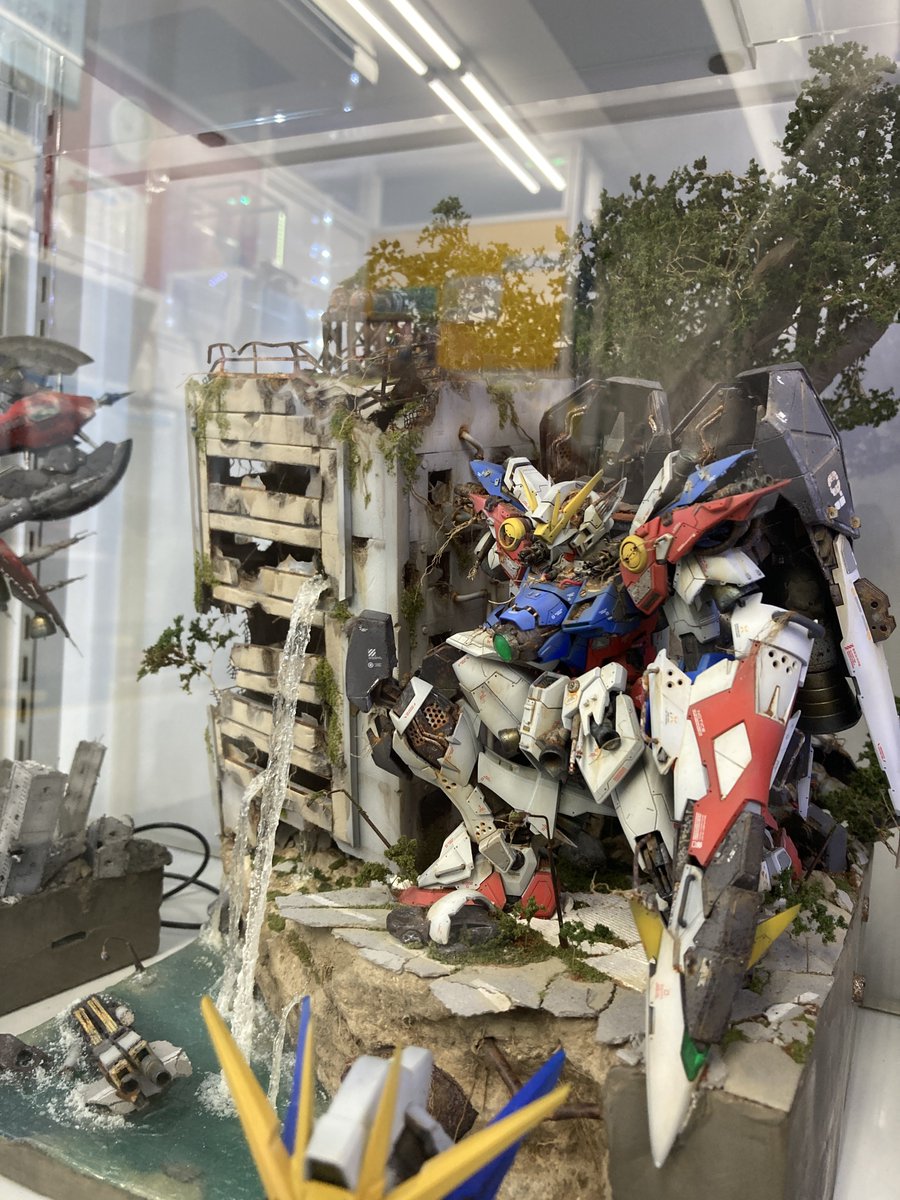 ichisuke_bot's tweet photo. 【ハンパない！】

みんべーに展示してある作品群がすごいんです

ハス寝るさんのウィング
これは生で超見たかったやつ！かっこよすぎ😻

サークル展示・Flagsと彩風の面々は上手いだけでなくそれぞれの個性が突出していて、ボク自身付き合いも長いので誰がどの作品かすぐわかりました！
【みんべー】 https://t.co/EpRBRwVRmk