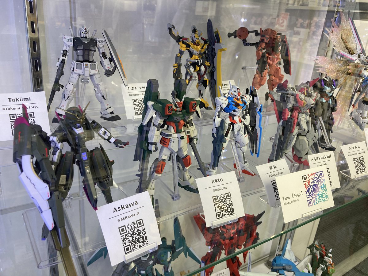 ichisuke_bot's tweet photo. 【ハンパない！】

みんべーに展示してある作品群がすごいんです

ハス寝るさんのウィング
これは生で超見たかったやつ！かっこよすぎ😻

サークル展示・Flagsと彩風の面々は上手いだけでなくそれぞれの個性が突出していて、ボク自身付き合いも長いので誰がどの作品かすぐわかりました！
【みんべー】 https://t.co/EpRBRwVRmk
