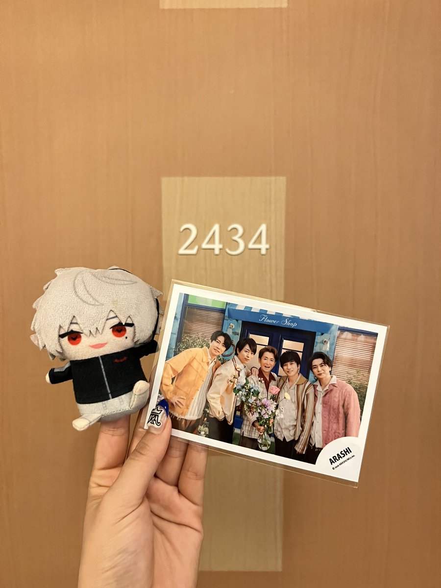 arashi7643's tweet photo. 嵐最後の日は、せめて東京ドームホテルにいたくて泊まった！！！
そしたらなんと“ にじさんじ🌈🕒 ”部屋だった！！！
葛葉も一緒にみたよーーーー！！！！！
配信もありがとうーーーー！！！ https://t.co/9LweSS2RDb