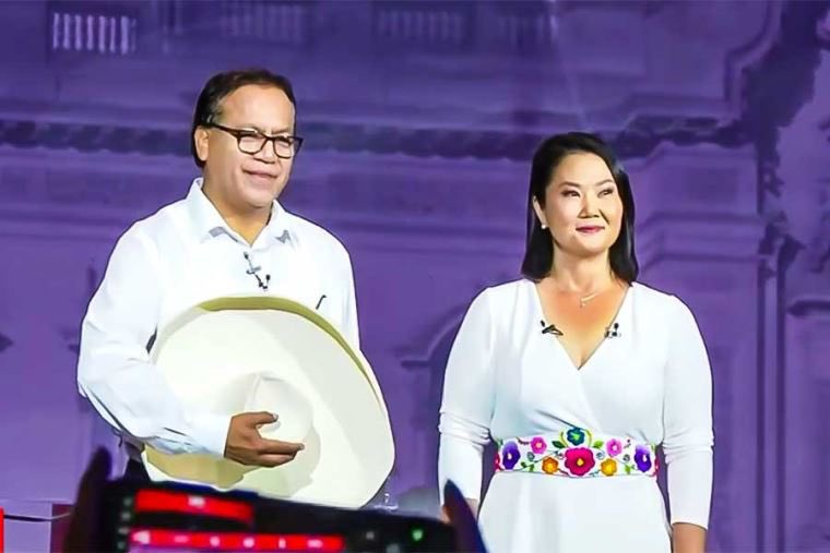 noakeikope's tweet photo. Keiko llega al debate con un vestido de motivos ayacuchanos.

No olvidamos que ella y su bancada han terruqueó a los protestantes de Ayacucho que exigían justicia y se oponían a Dina Boluarte.

La cultura se luce, pero las balas no se olvidan👇 https://t.co/DWRxqDcYdA