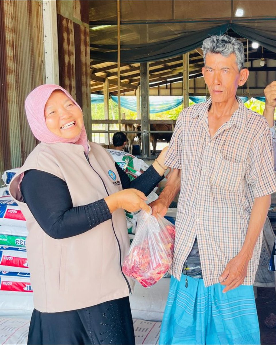 HelpingHandUSA's tweet photo. Alhamdulillah, today was a fruitful day. 💙

Our team traveled 490 km from Bangkok to a refugee camp in the mountains near the Myanmar border to continue reaching those in need. Families in Thailand received their Qurbani shares with dignity and care.

https://t.co/V6h0ljOIqC https://t.co/2L4mkptWGJ