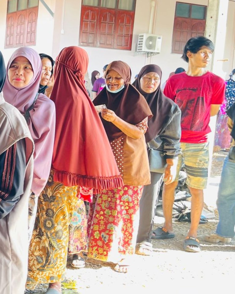 HelpingHandUSA's tweet photo. Alhamdulillah, today was a fruitful day. 💙

Our team traveled 490 km from Bangkok to a refugee camp in the mountains near the Myanmar border to continue reaching those in need. Families in Thailand received their Qurbani shares with dignity and care.

https://t.co/V6h0ljOIqC https://t.co/2L4mkptWGJ