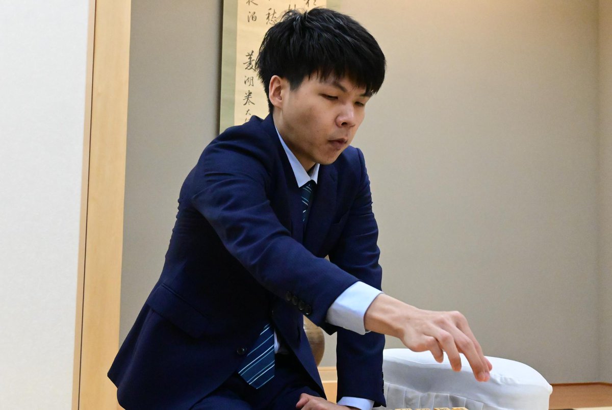 yomiuri_ryuo's tweet photo. 「生まれた子供を抱っこしながら将棋を考えた」…増田八段は家族からパワー注入、石田六段の十八番・先手相掛かりを破る［第39期竜王戦］３組・増田康宏八段×石田直裕六段の観戦記がウェブで公開されました。「動く棋譜」、写真入り観戦記は読売新聞オンラインをご覧下さい↓ https://t.co/j9l3K0EwAV https://t.co/wBnCjPYciw