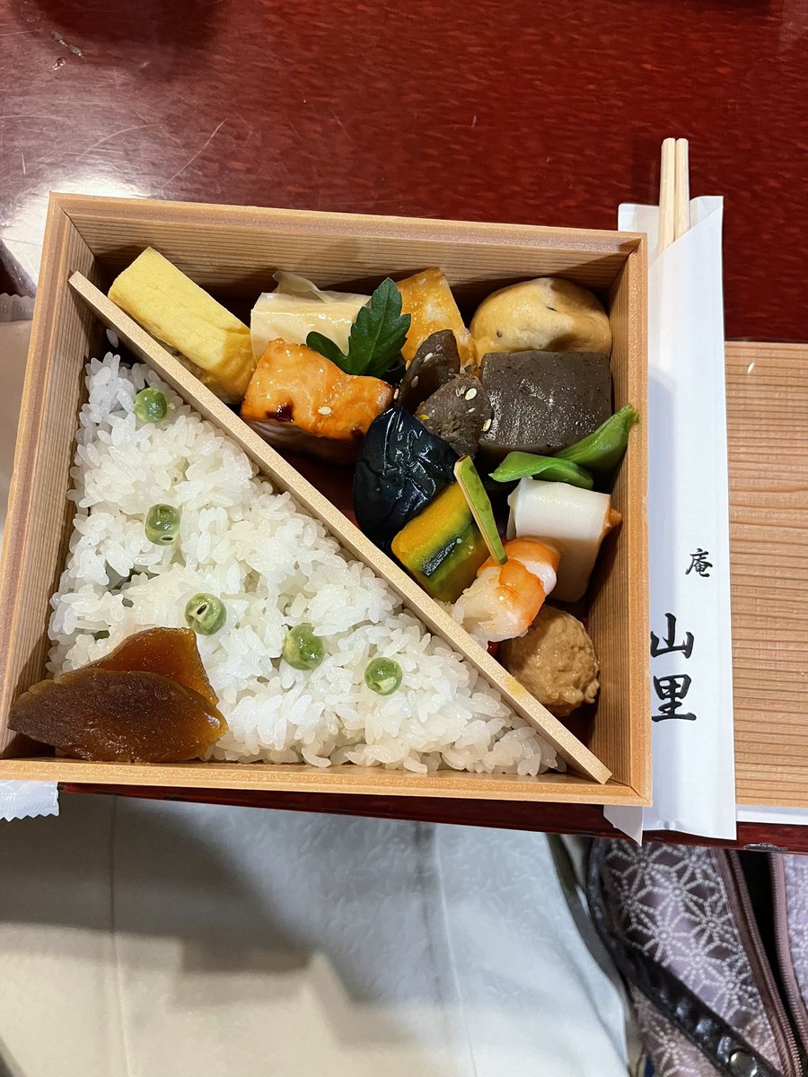 hanananan_cha's tweet photo. 土曜日は友人の社中のお茶会で、うちの社中の皆さんと一緒に参加しました。30度にもなりましたが、木々の緑のお陰で、なんとか素敵なお茶会を楽しむことができました。
帰って着替えて、知人のコンサートへ。
日曜日はゆっくりしようと思ったのに、母が熱を出し入院になり、病院へ。
今日は花月同好会 https://t.co/O9I91ZTDQD